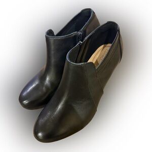Clarks Black Leather Ankle Booties – Size 6 - EUC